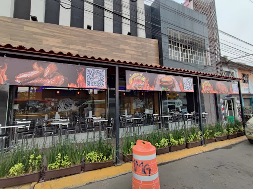 Alitas y costillas al carbón